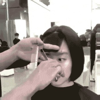 |搞笑GIF:妹子,这头卡的进不来出不去,好无奈啊