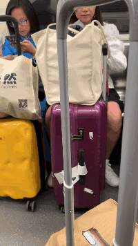 |搞笑GIF:就当是给村里扫地了,好事做到底!