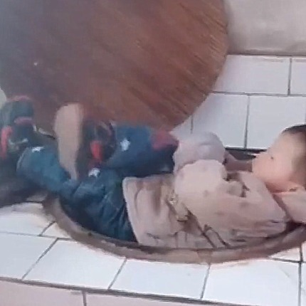 农作物|宝宝被送去农村，奶奶一个不注意，宝宝找到个好“床铺”，太逗了