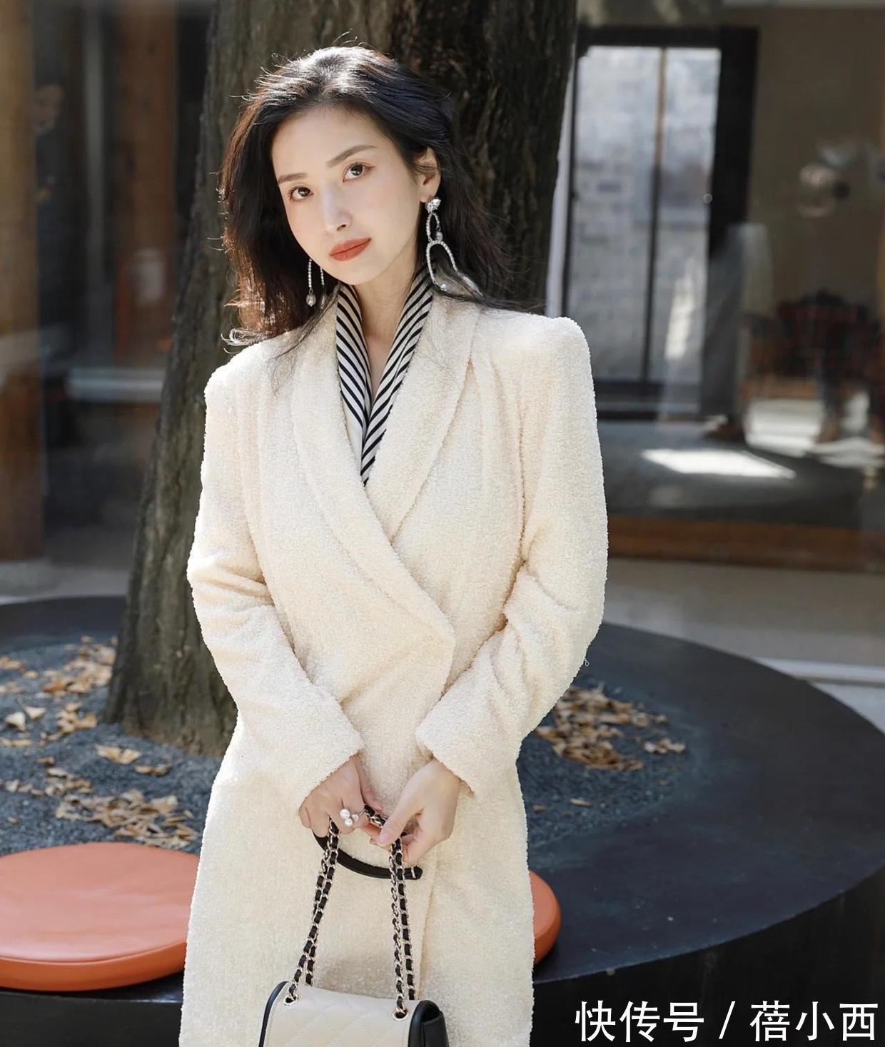 女人味|奔三奔四的女人，今年建议多穿“黑色大衣”，这样搭简约又显气质