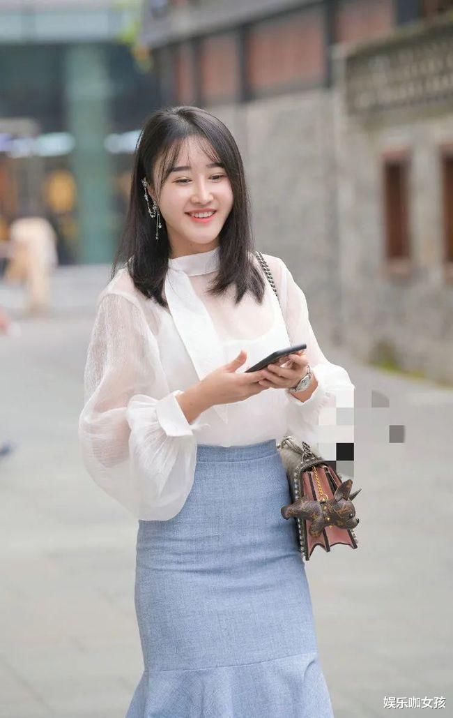 时尚街拍:笑容甜美的小姐姐,多了几分灵动活泼