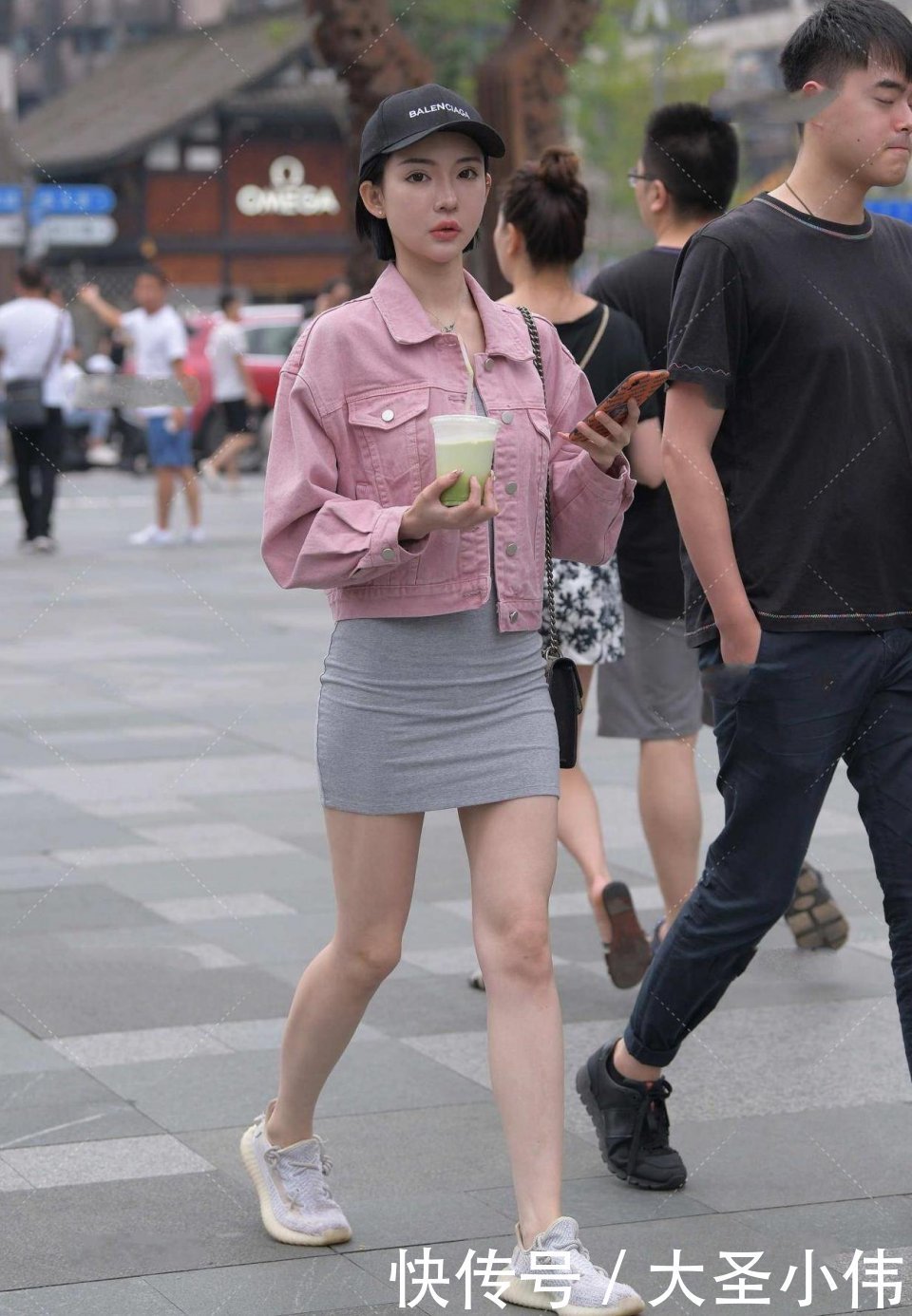 鸭舌帽|美女街拍:看完就知道什么是微胖才是极品,美到骨子里,她看起来太高级了