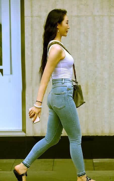 腰线|路人街拍牛仔裤提升腰线,打造出优雅女人范