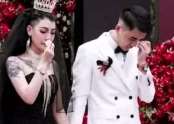 新娘|那个穿着黑婚纱又纹身的新娘，一夜爆红后，如今生活过得怎样了？