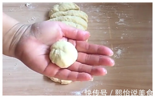 一块豆腐一把面粉,不红烧不炖汤,炸成丸子,我家一个礼拜吃四次