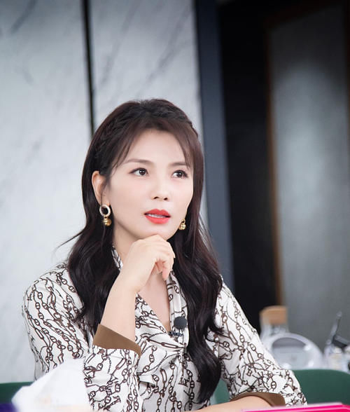 刘涛直播也穿得很高级，印花衬衫配皮裙，气质女神真有品位