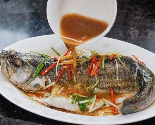 开始做清蒸鱼的话，它的肉质会变的回缩，大家一定要记得规避