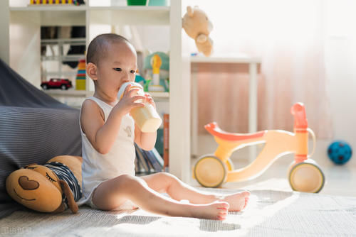 奶瓶|两岁萌娃走秀到一半,忘记拿奶瓶气冲冲回头,网友:回去充电咯