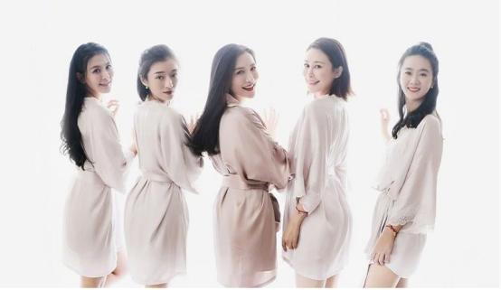 伴娘团 “最霸气新娘”婚礼现场,看到伴娘手上的证书后,网友:自求多福