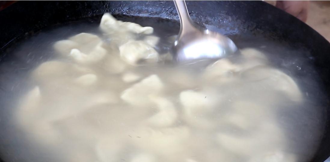 煮饺子是盖盖煮还是开盖煮？其实有讲究，难怪以前煮饺子老是破皮