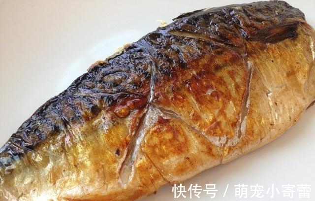 煎鱼时，只放油是不对的，多加这样“东西”，鱼皮完整还不粘锅