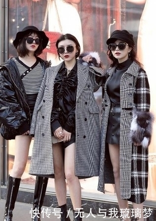 路人街拍,小姐姐选择脚踩透明的高跟鞋,露出白皙美腿,优雅性感