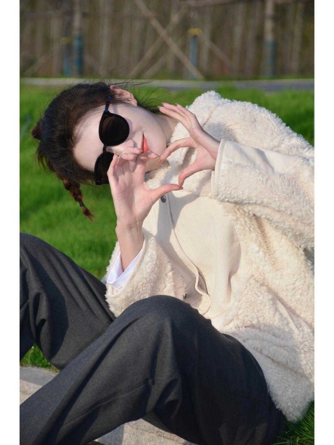 减龄 冬天造型不全是沉闷的!学会“上浅下深”的穿法,明艳又减龄