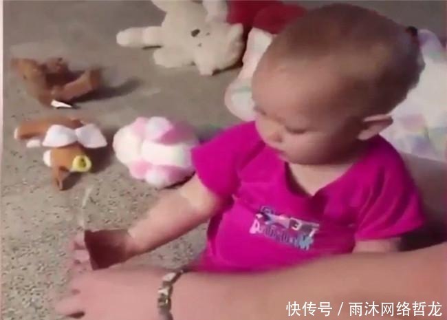 女儿|爸爸假装要抢女儿手里的钱, 2岁宝宝的反应萌翻了