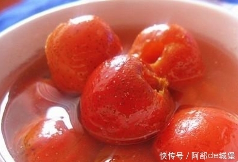 肠胃疾病|山楂配一宝泡水,连喝7天,排光湿气,赶走肚腩,50岁也不显老