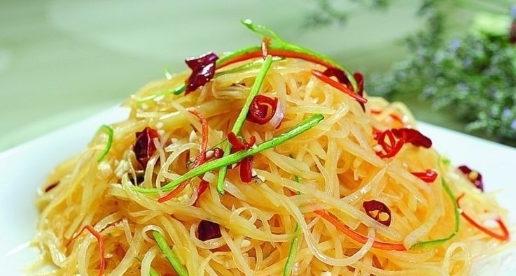 炒土豆丝时，千万别再直接下锅了！教你2招，土豆丝又香又脆