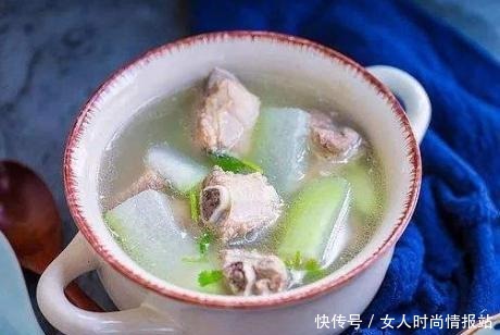 炖排骨汤,有人先放盐有人后放盐做对了,排骨香嫩营养高