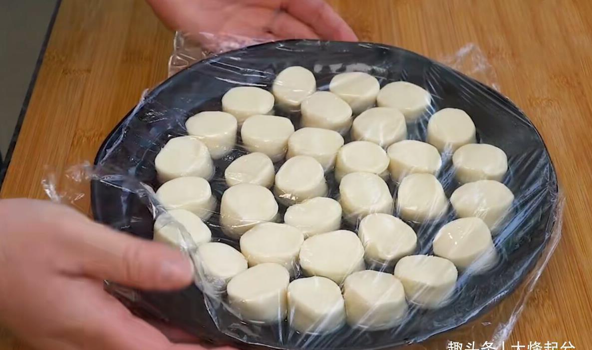 拉面|面条不需要手擀了,教你懒人做法,爽滑又筋道,比拉面还好吃