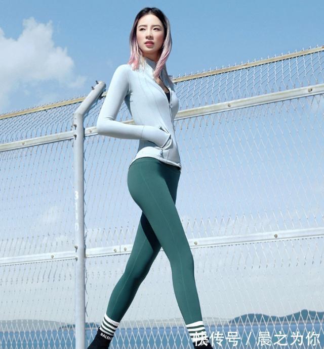 装扮 紧身打底裤小姐姐,干练不失甜美,绽放青春美