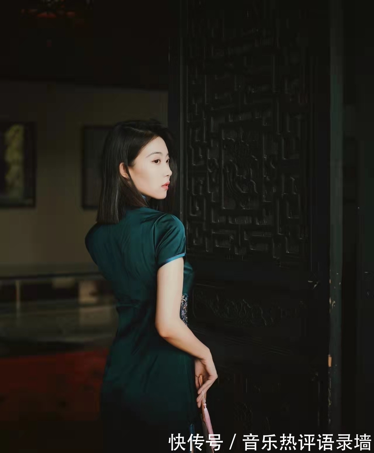 碧水流$七律:翠叶随风邀客笑,黄花映日对眸开