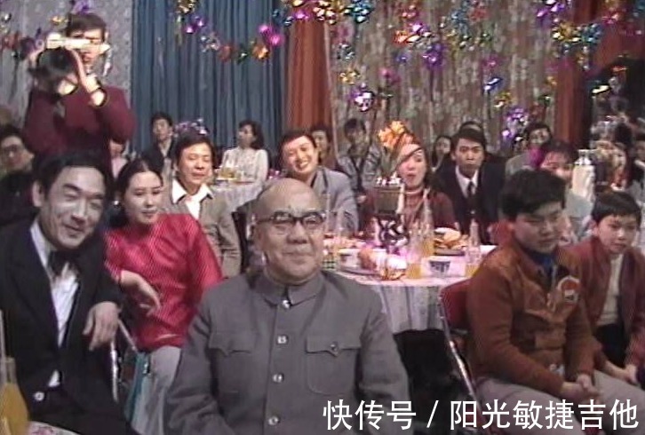 电话点歌,神仙打架,节目表演到一半去敲钟,曾经的春晚有多会玩