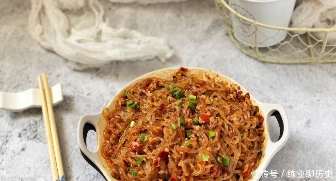做蚂蚁上树,粉条泡好直接下锅炒就错了,先做这一步,粉条不粘锅