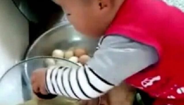 父母们|妈妈在卫生间洗衣服,听到外面有动静,走进一瞧笑啦