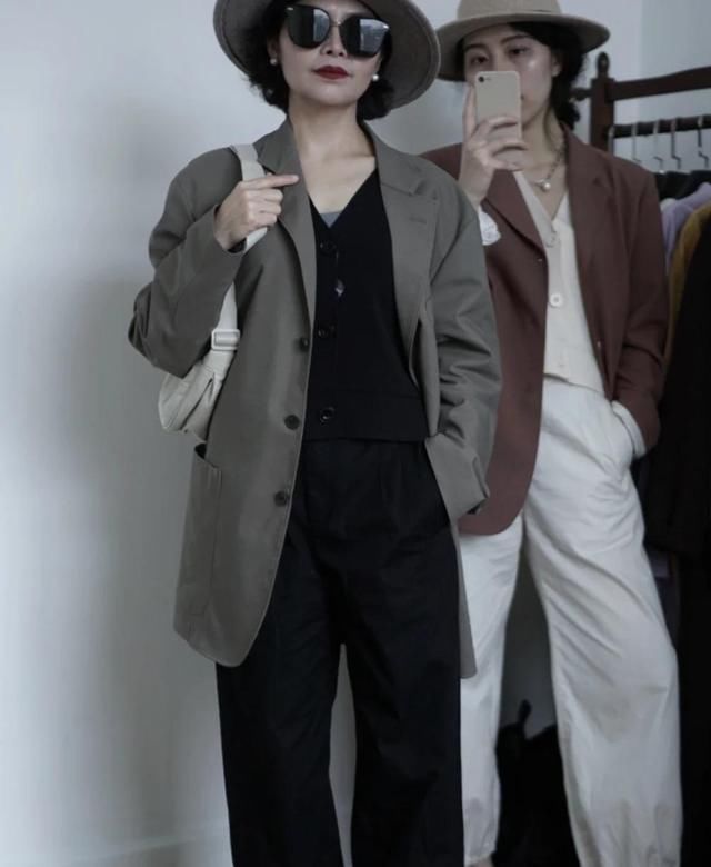 讲真！穿优衣库就服这些50+女性，她们的早春穿搭，时髦高级