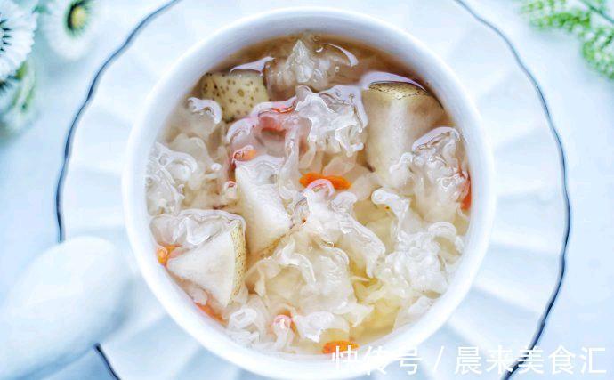 银耳雪梨羹|秋天多喝银耳雪梨汤,清甜滋润,炖一锅,全家都能喝