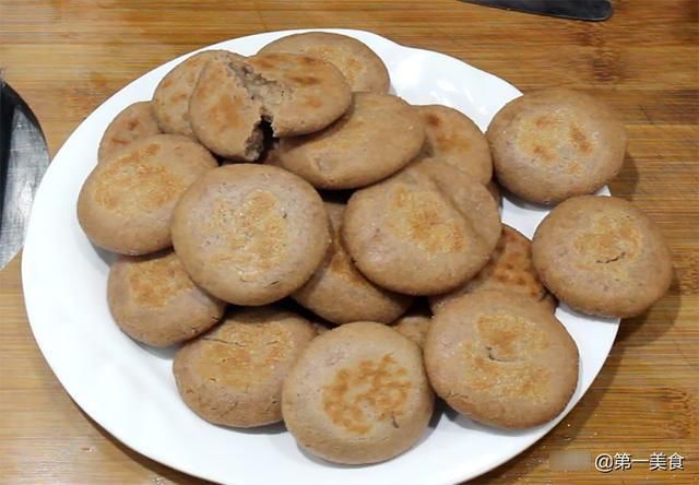 面粉|花生米别再炸了，加一碗面粉变成饼，香酥清脆，营养早餐少不了