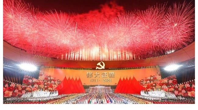 演员|《伟大征程》演员集体大合影,佟丽娅完胜,黄渤绅士手太圈粉