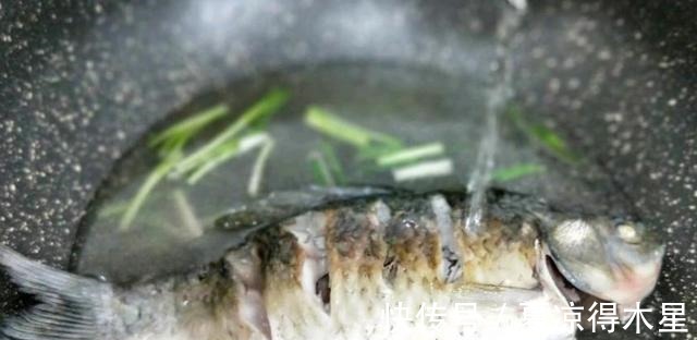 炖鱼汤时，直接加水炖不好喝！做好3个步骤，鱼汤浓白不腥，好喝！