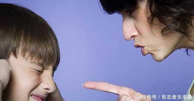 饭菜|7岁男孩朝同学饭菜“吐口水”,被托管人员扇巴掌,家长护短被怼