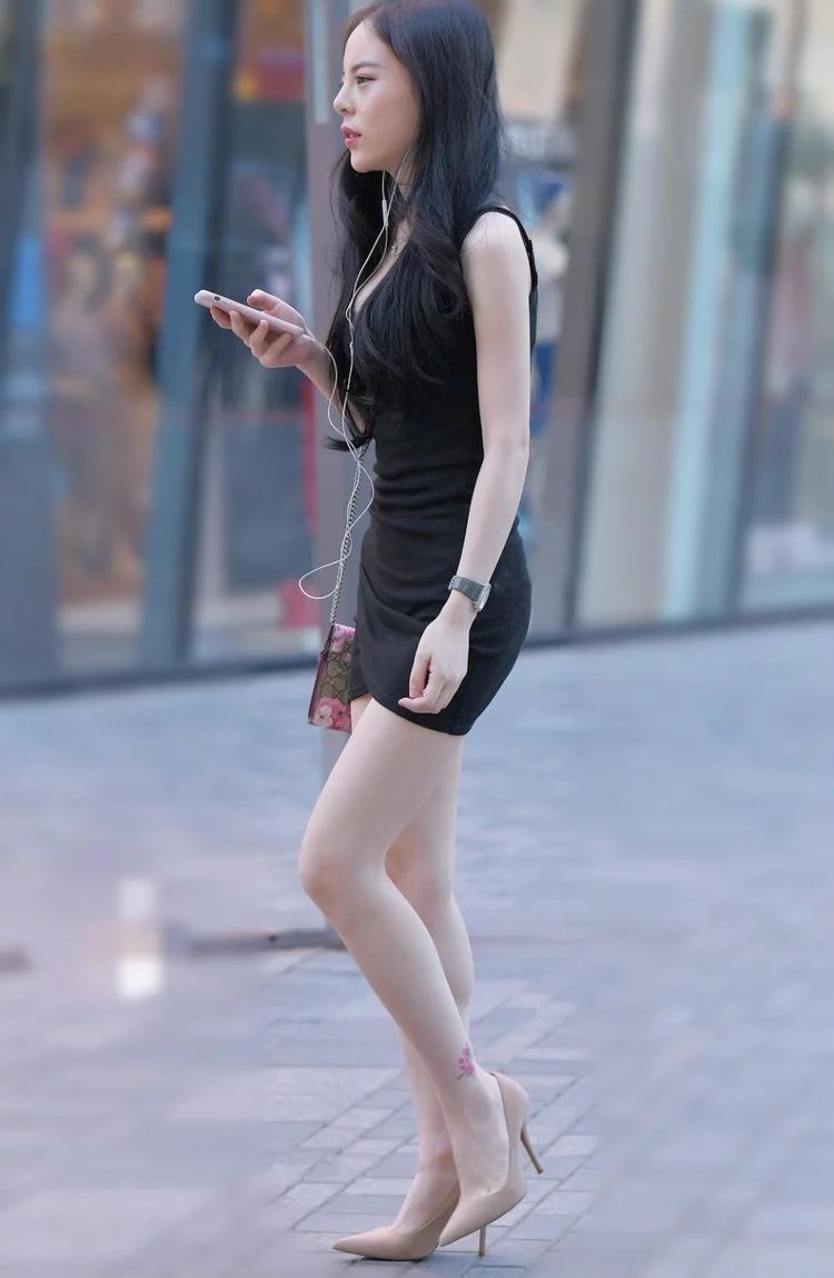 街拍:红黑姐妹花,身穿木耳长裙,展现高挑身段