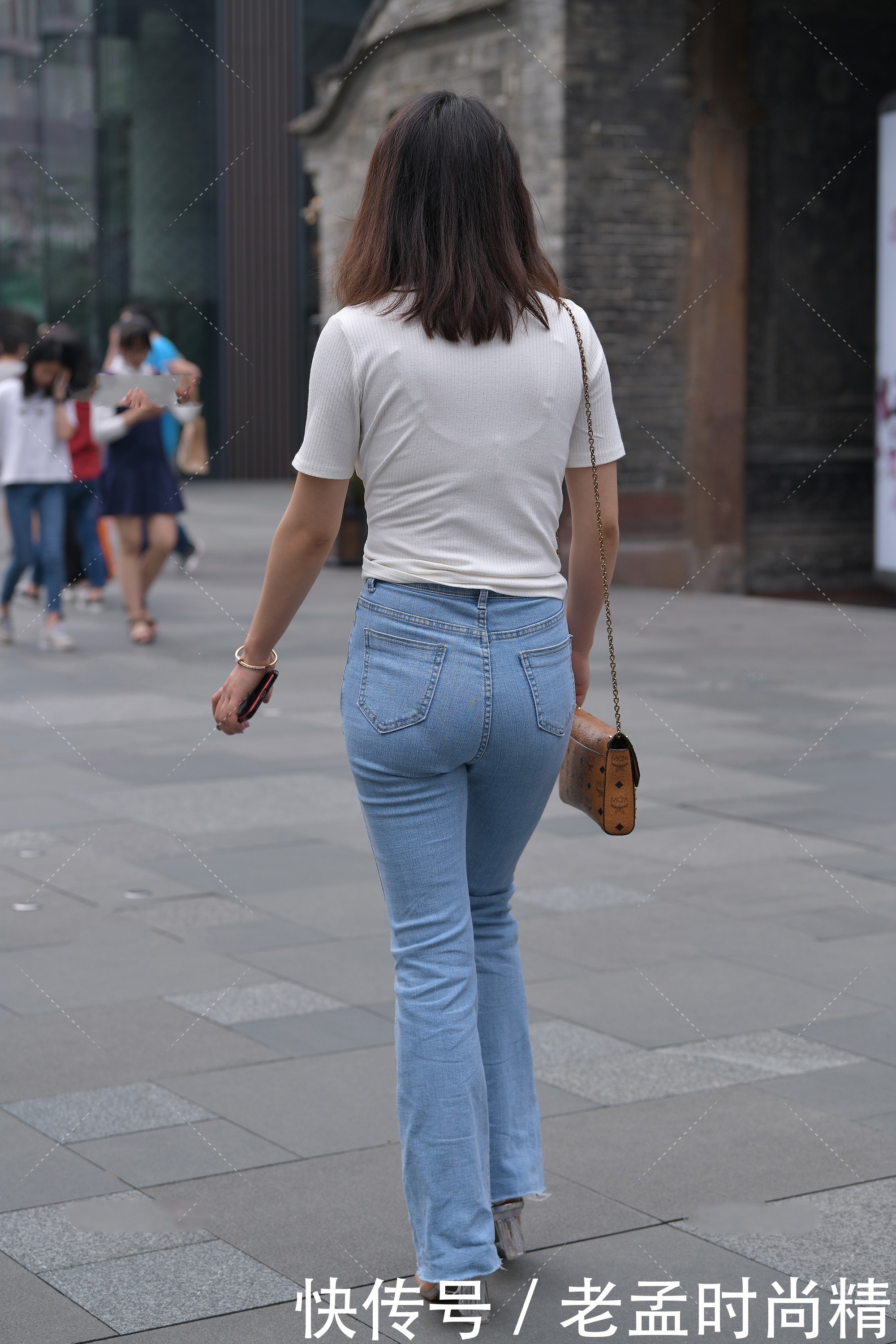  浅色|街拍：白色短袖搭配蓝色直筒裤,浅色搭配显得整个人很年轻
