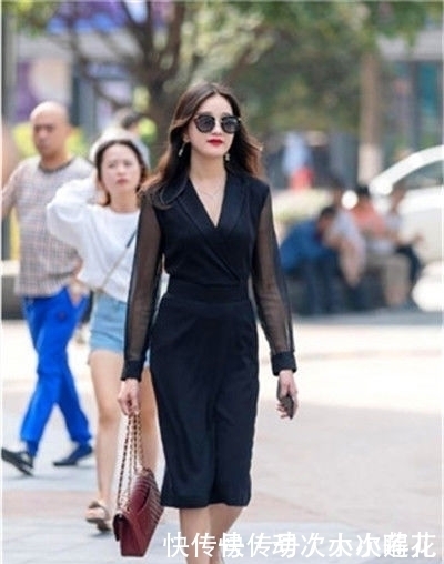 街拍身材高挑的小美女，穿粉色露肩短裙，很美哦