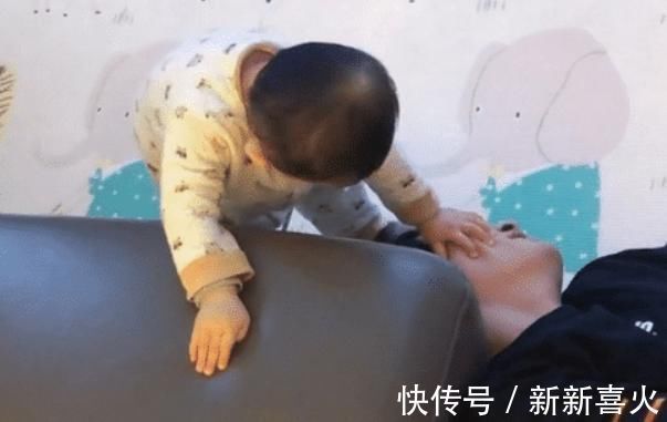沙发|小短腿爬不上沙发,机智宝宝有妙招,网友:海拔不够,爸爸来凑?