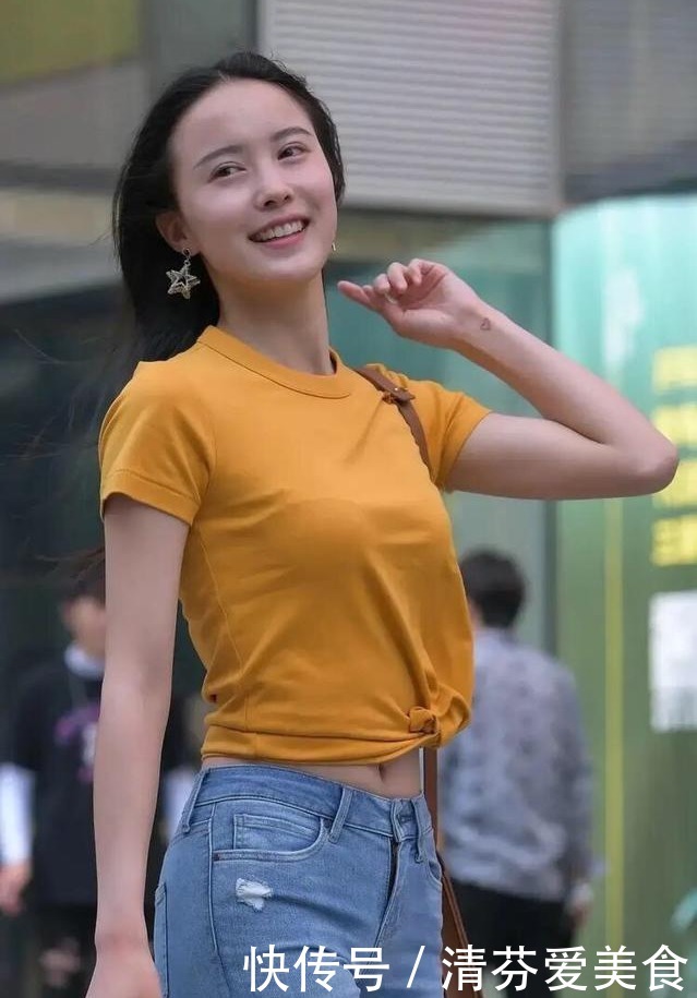 紧身牛仔裤配圆领T恤,简约纯色的穿搭,休闲时尚显可爱