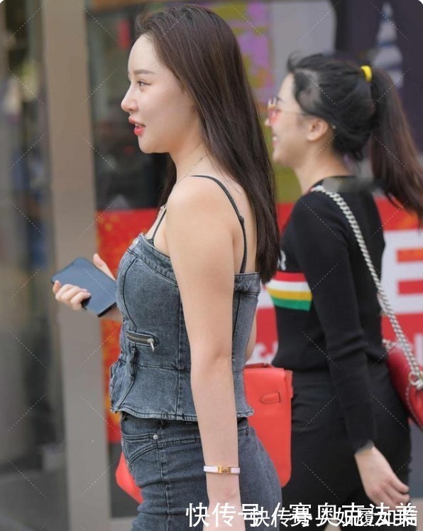 休闲鞋|灰黑色修身吊带牛仔衫配灰色修身短裙,清凉时尚,少女十足