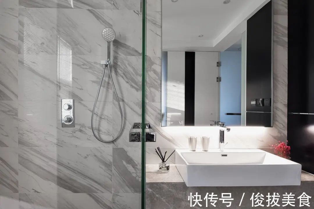 优雅|180㎡现代简约，卫生间用玻璃墙？设计太大胆！是否有点奔放？