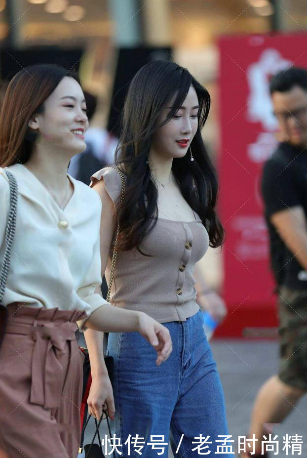 街拍：逛街穿牛仔阔腿裤，充满了简单时尚的感觉