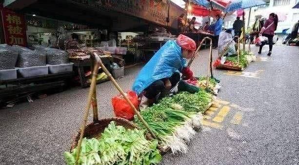 摆摊|现在买农村老人摆摊菜的人越来越少了,原因是什么?