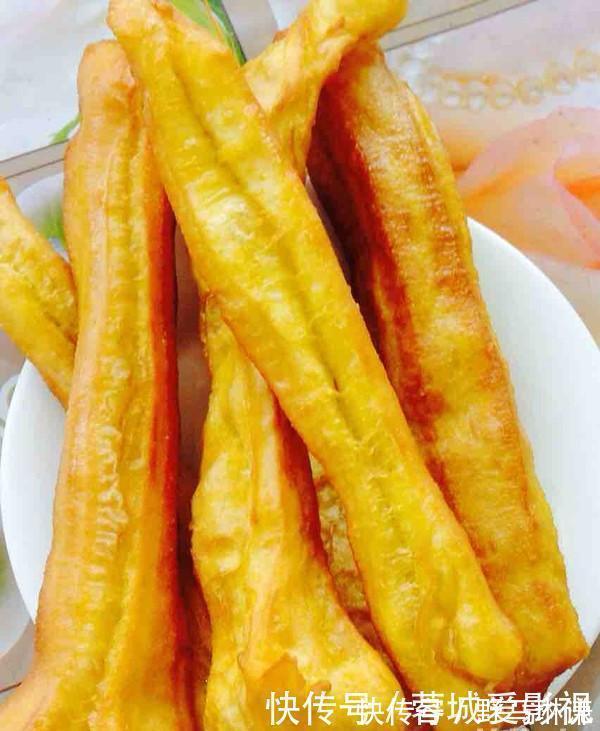 两分钟学会炸油条，不用发面，不加明矾，只要四克它，蓬松又酥脆