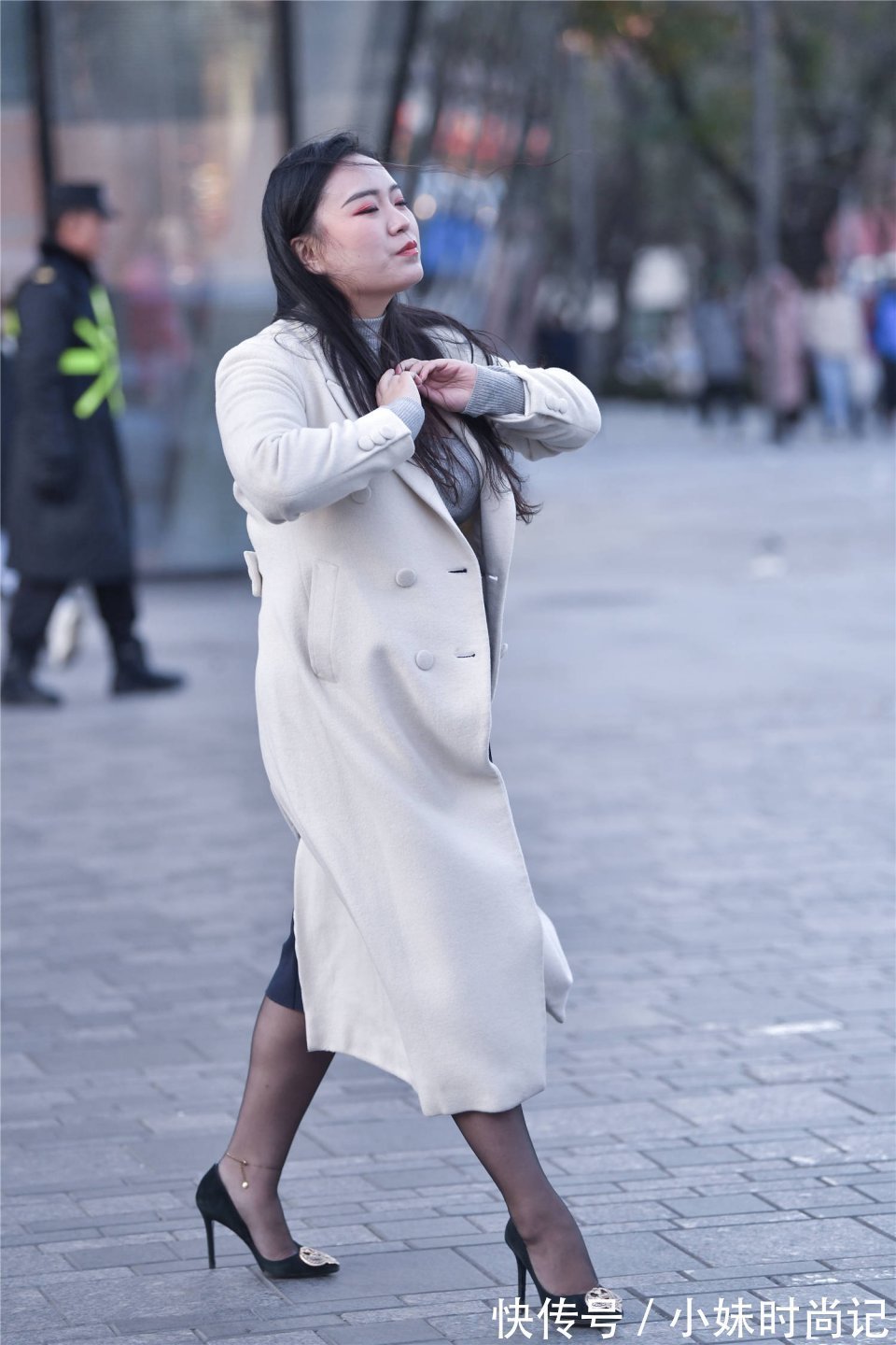 尖头 秋冬里的姑娘,无论胖瘦都喜欢黑色丝袜,搭配尖头细跟鞋更显气质