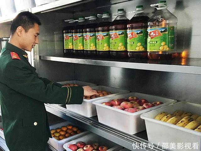 兵哥哥们的厨房,强迫症吃货的天堂,八角和辣椒也摆放的太牛了!