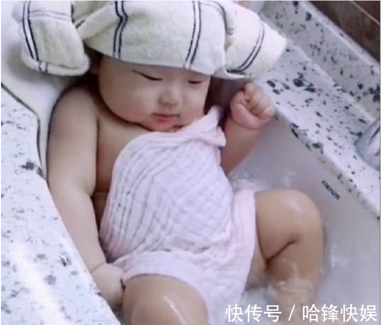 女儿|宝妈将8个月女儿丢给孩子爸,爸爸发来几张照片,宝妈直接笑喷了