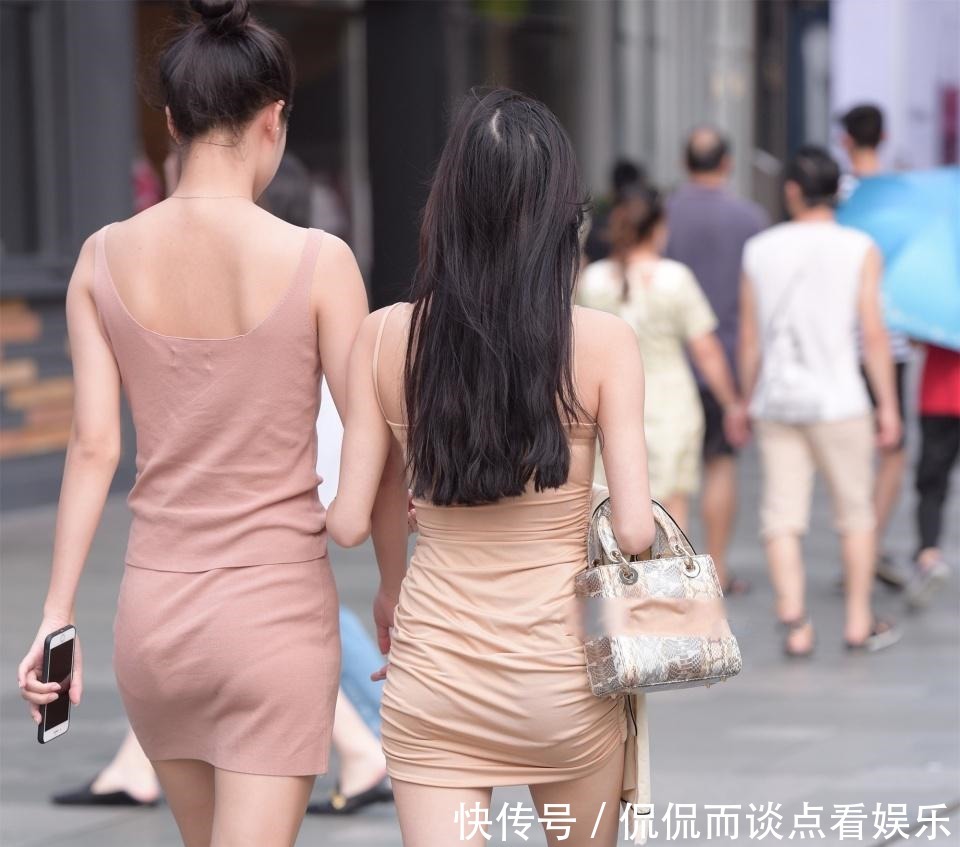 浅色穿搭形成一个整体,高级的质感显出来