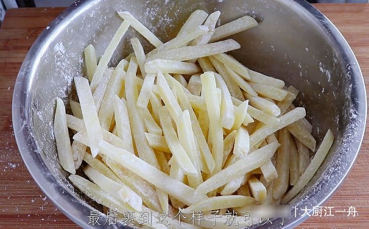 炸薯条的家常做法，3个土豆1碗淀粉，外酥里脆，比肯德基的还好吃
