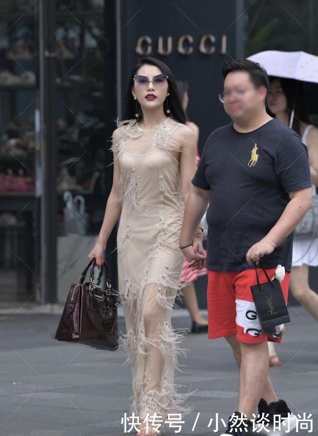 卡其色连衣裙搭配棕色手包，不仅拥有美丽脸庞，而且拥有高贵气质