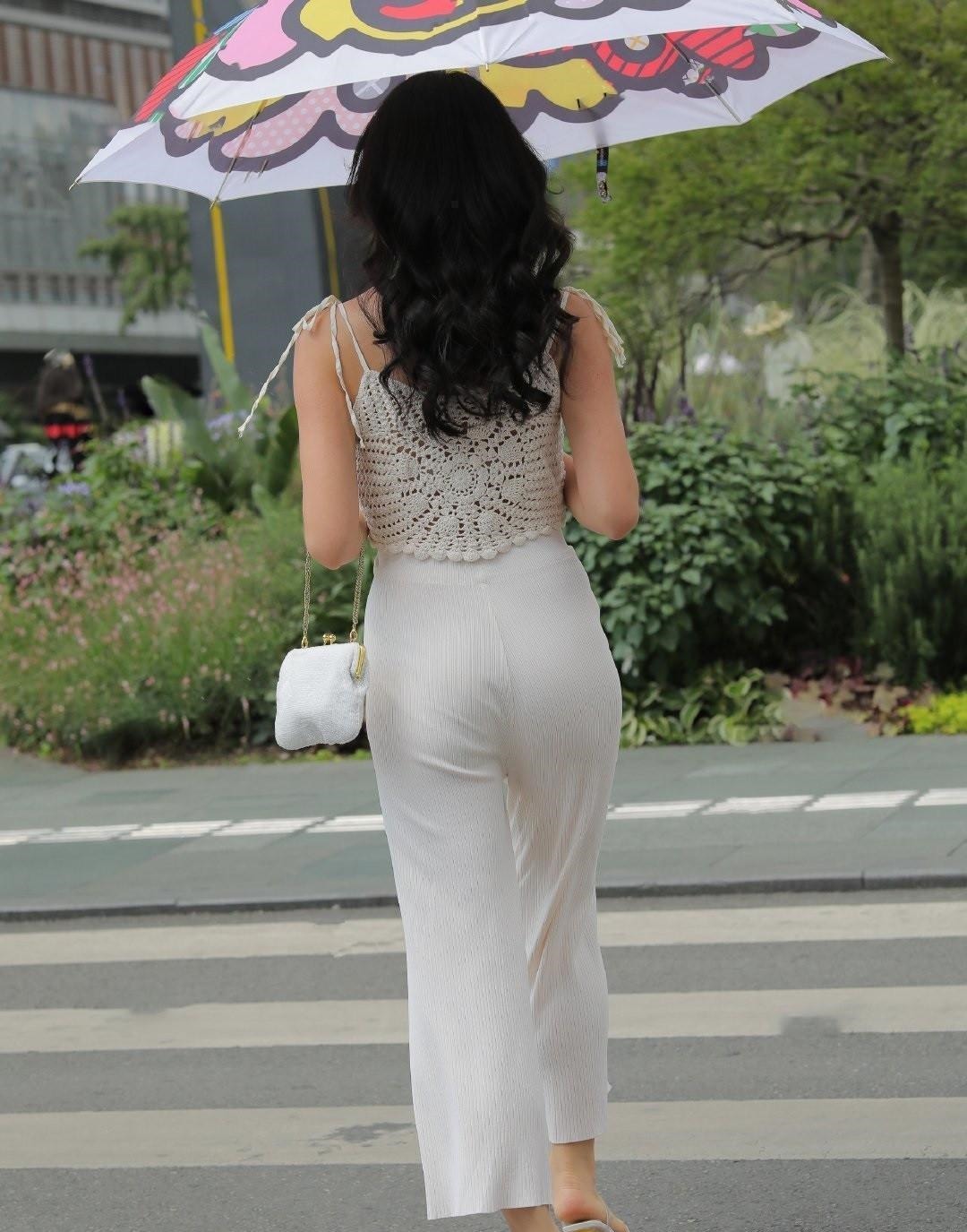 圆球 妹子真会省事,把圆球踩在脚下当增高,要我肯定不这样